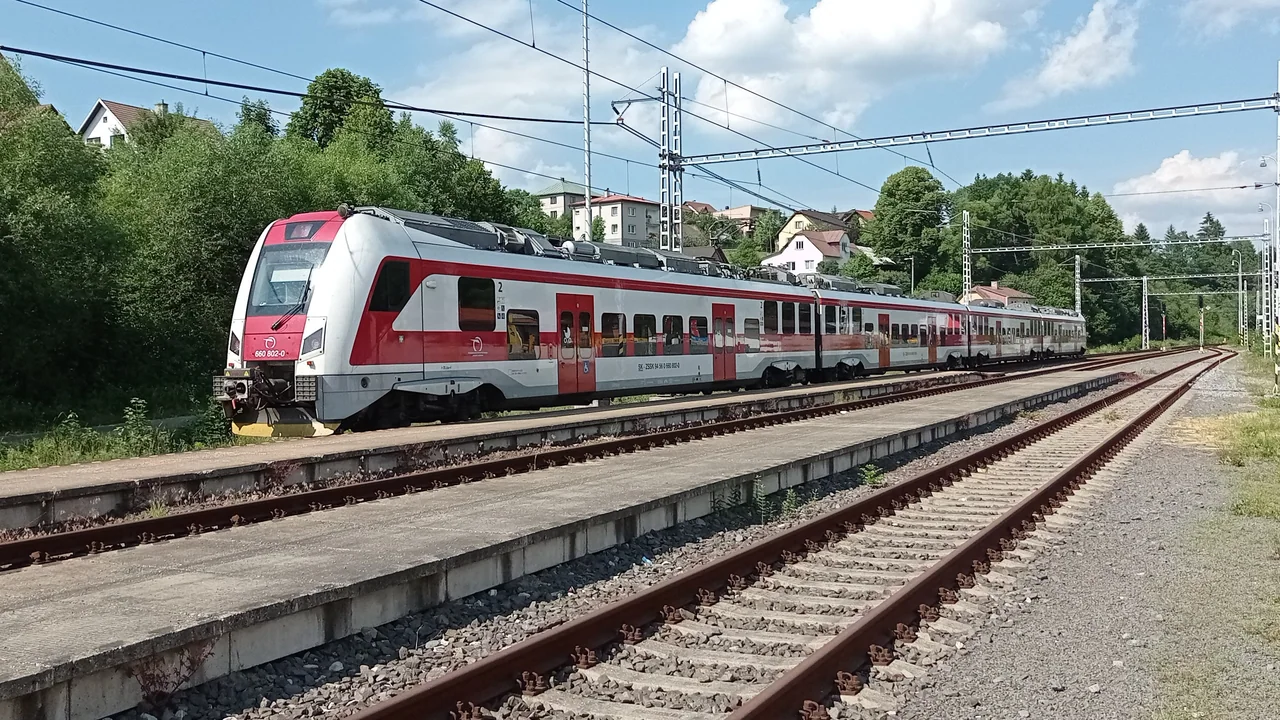 Червоно-білий електропоїзд ZSSK на станції Čierne pri Čadci