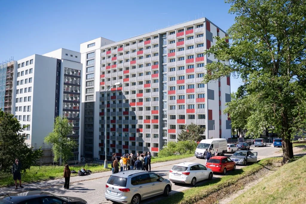 Зовнішній вигляд будівлі Štúrak зі світлим фасадом і червоними балконними огорожами