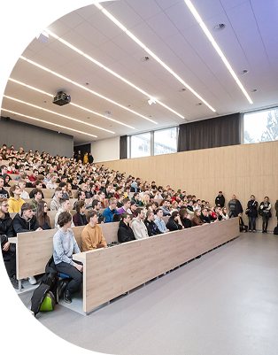Студенти під час заняття в університетській аудиторії